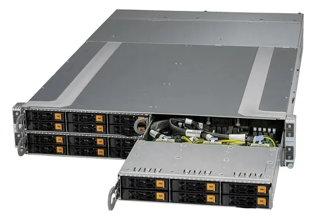 Supermicro vairāku mezglu serveris ar daļēji izvilktu mezglu