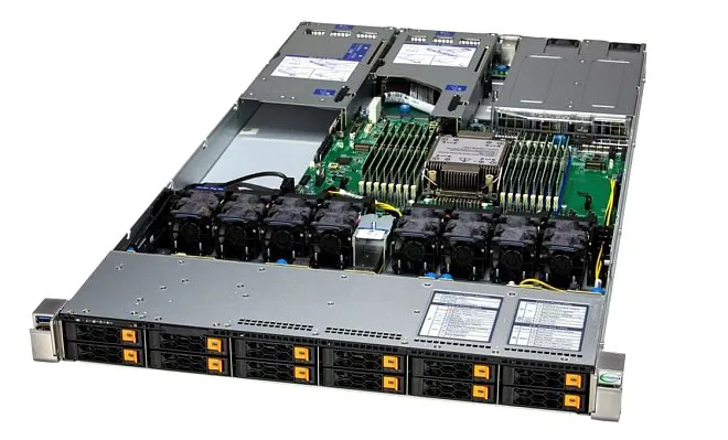 Supermicro 1U serveris ar atvērtu korpusu un divpadsmit disku nodalījumiem